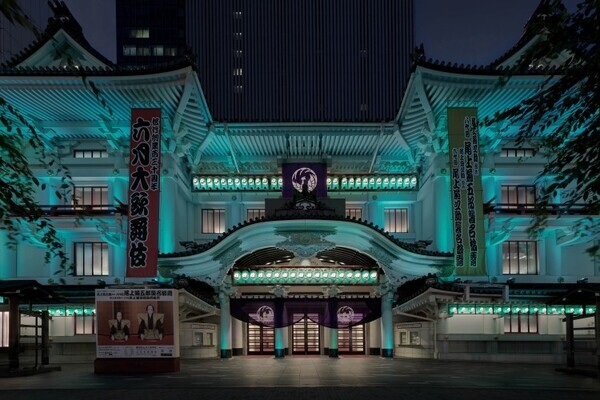 歌舞伎座がティファニー ブルーにライトアップ! 歌舞伎座の座紋「鳳凰丸」の提灯も