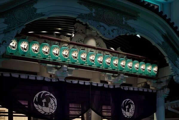 歌舞伎座がティファニー ブルーにライトアップ! 歌舞伎座の座紋「鳳凰丸」の提灯も