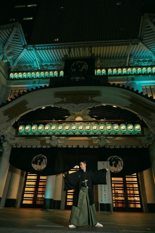 歌舞伎座がティファニー ブルーにライトアップ! 歌舞伎座の座紋「鳳凰丸」の提灯も