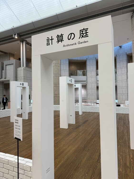 誰もが知っている「何か」を生み出した人 ── 横浜美術館で『佐藤雅彦展』が開幕。創作の背景にある“作り方”に迫る