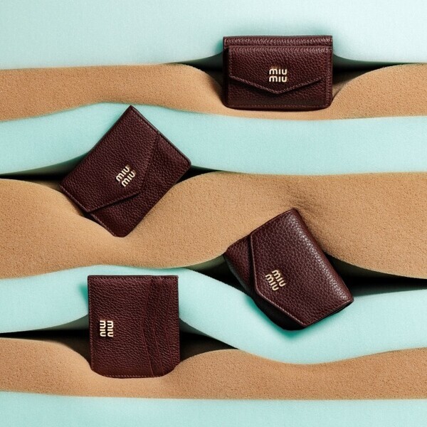 ラッキーデーにぴったりの彩りを。ミュウミュウから夏の新作スモールレザーグッズが登場