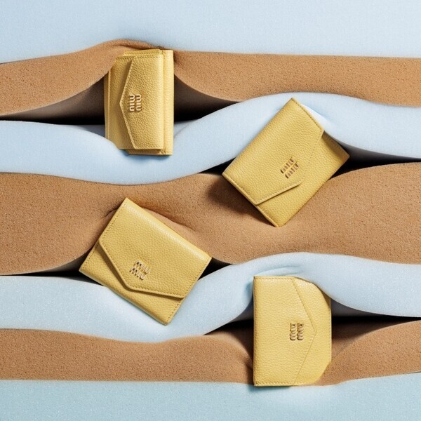 ラッキーデーにぴったりの彩りを。ミュウミュウから夏の新作スモールレザーグッズが登場