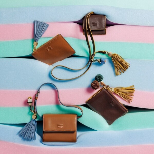 ラッキーデーにぴったりの彩りを。ミュウミュウから夏の新作スモールレザーグッズが登場