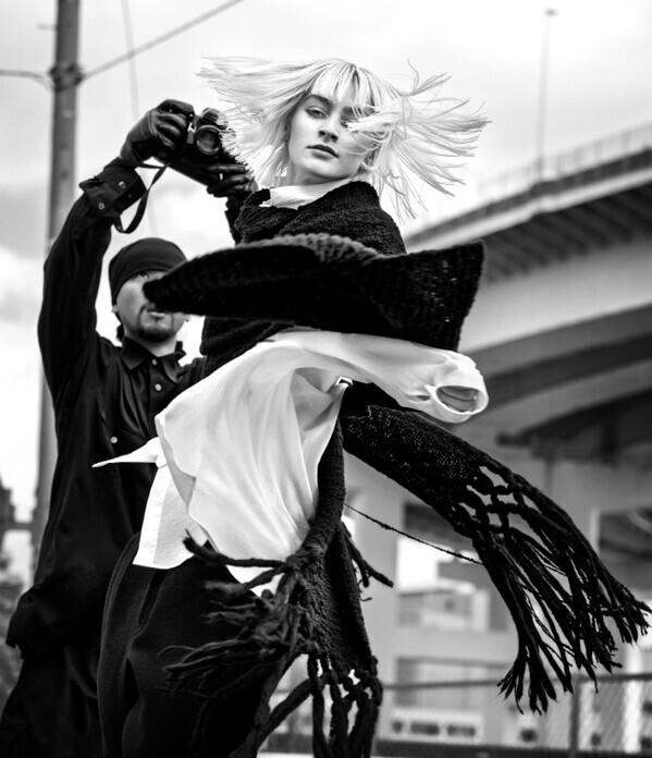 Y’s、都市の静けさに宿るエレガンス──マックス・ヴァドゥクル撮影による最新フォトシリーズ「Tokyo Girls」公開