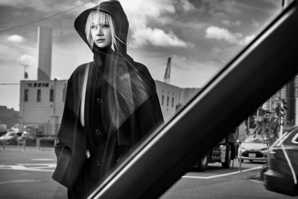 Y’s、都市の静けさに宿るエレガンス──マックス・ヴァドゥクル撮影による最新フォトシリーズ「Tokyo Girls」公開