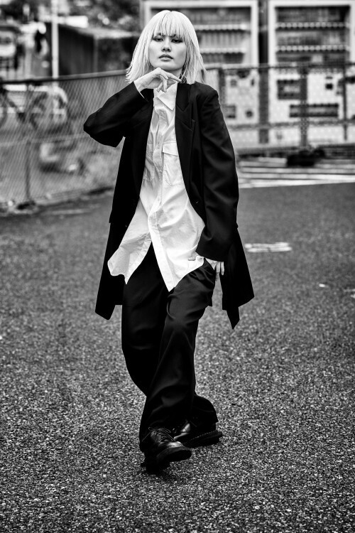 Y’s、都市の静けさに宿るエレガンス──マックス・ヴァドゥクル撮影による最新フォトシリーズ「Tokyo Girls」公開