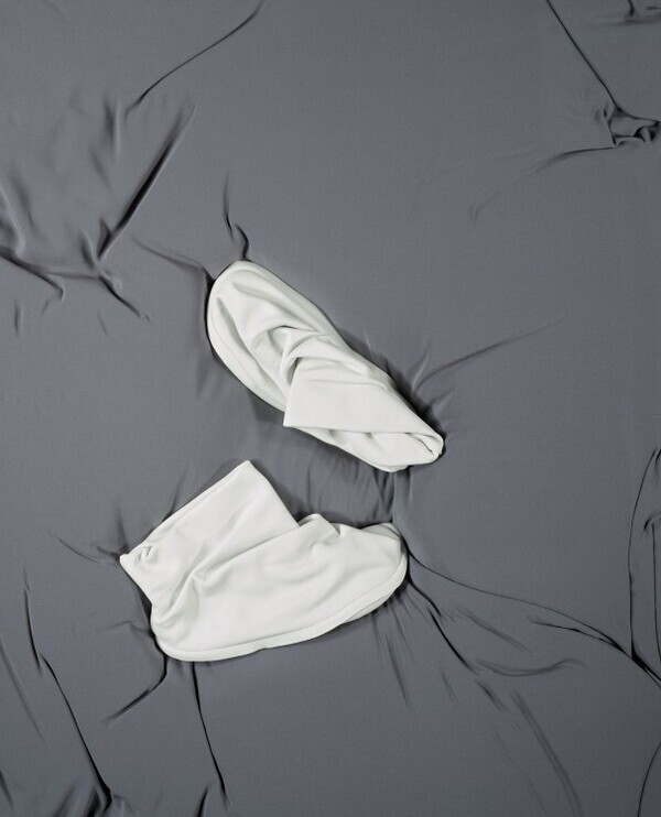 革新と身体性が出会う。CAMPER × ISSEY MIYAKEの新たなフットウエア「Peu Form」誕生