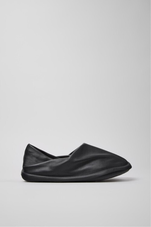 革新と身体性が出会う。CAMPER × ISSEY MIYAKEの新たなフットウエア「Peu Form」誕生