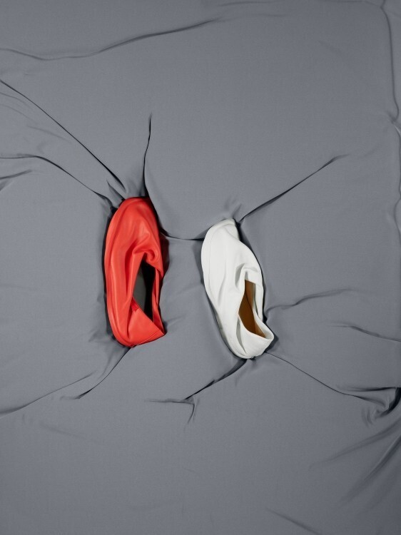 革新と身体性が出会う。CAMPER × ISSEY MIYAKEの新たなフットウエア「Peu Form」誕生