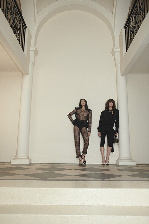 【ルック】クロエが描く「二面性のフェミニニティ」。1980年代の視線を再解釈した2026年スプリングコレクション