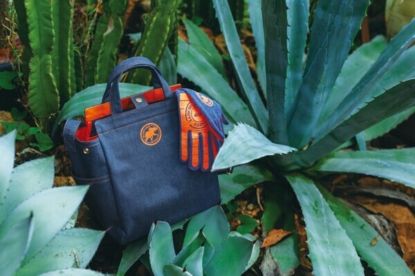 ハンティングワールドがSOLSOと初コラボ。“都市生活の収穫籠”をテーマにしたグリーンなバッグと手袋が登場