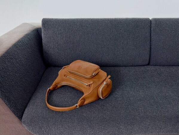 ミュウミュウの「ポケットバッグ」シリーズに新スタイルが登場。機能と洗練が共存する新しいラグジュアリーのかたち