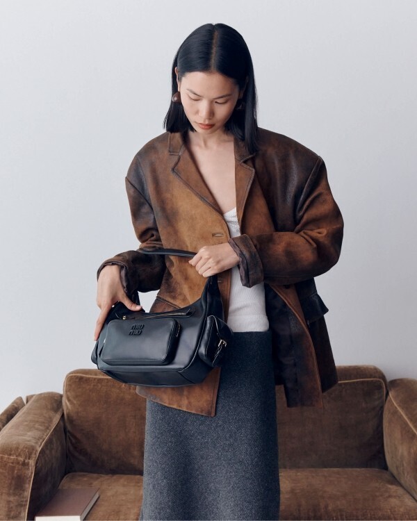 ミュウミュウの「ポケットバッグ」シリーズに新スタイルが登場。機能と洗練が共存する新しいラグジュアリーのかたち