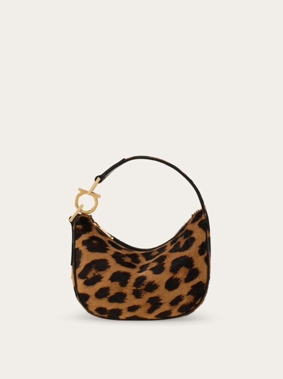 フェラガモが最新FW25コレクションにフォーカスしたポップアップを銀座三越&阪急うめだ本店で開催