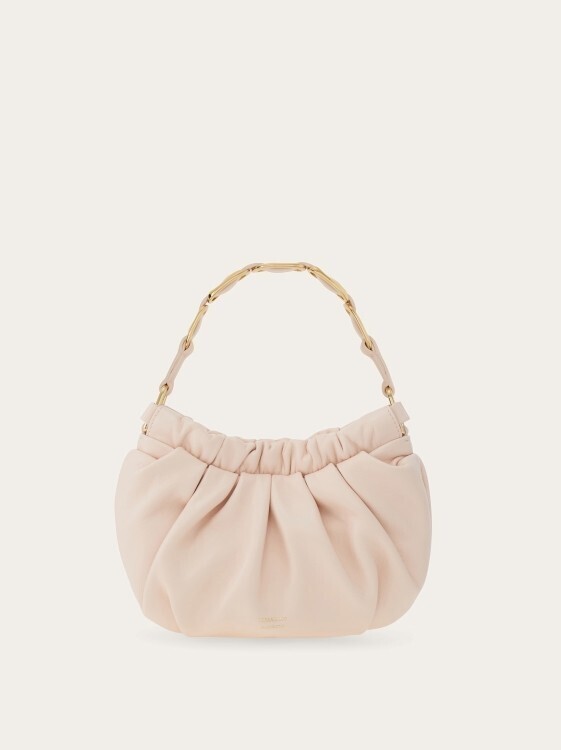 フェラガモが最新FW25コレクションにフォーカスしたポップアップを銀座三越&阪急うめだ本店で開催