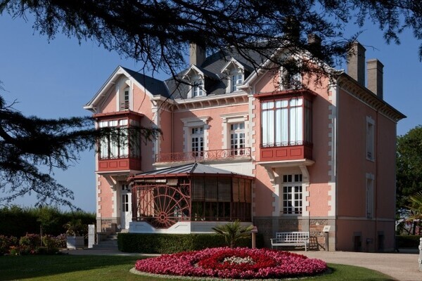 ディオール「ローズ デ ヴァン」誕生10周年。ヴィクトワール・ドゥ・カステラーヌが語る、詩情あふれるジュエリーの旅