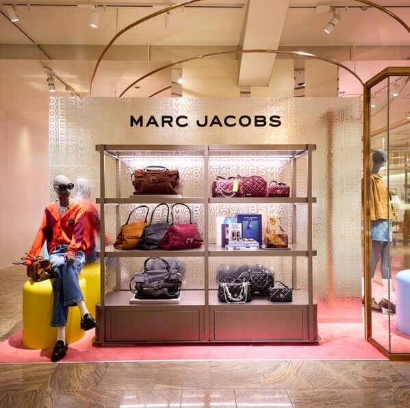 伊勢丹新宿にマーク ジェイコブスの特別な空間が出現。フォールコレクションの最新作が集結