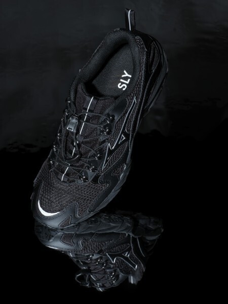 モードに映えるスポーツの機能美。MIZUNO×SLYが放つ、漆黒の「WAVE RIDER 10」