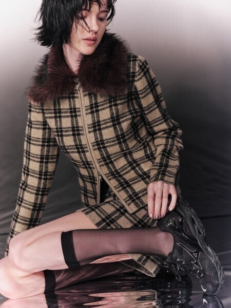 モードに映えるスポーツの機能美。MIZUNO×SLYが放つ、漆黒の「WAVE RIDER 10」