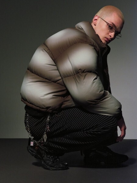 モードに映えるスポーツの機能美。MIZUNO×SLYが放つ、漆黒の「WAVE RIDER 10」