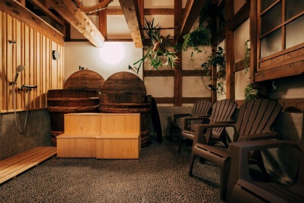 秋田・男鹿「森長旅館」、有形文化財の土蔵をリノベーションした唯一無二の「蔵サウナ」