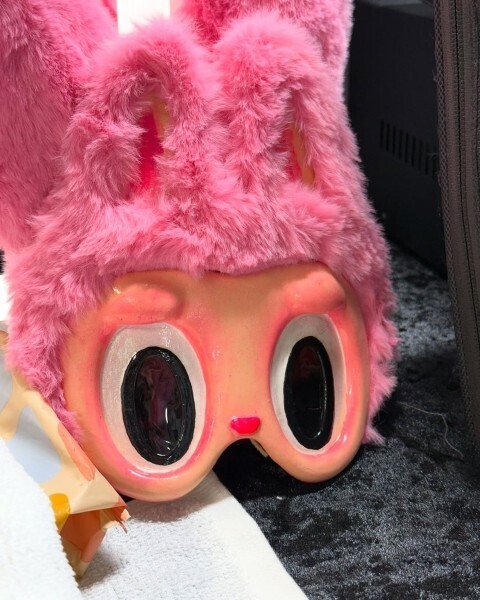 BLACKPINKのLISAがLABUBUを纏うようなカスタム衣装でライブ出演。キャラクターとモードが響き合う瞬間