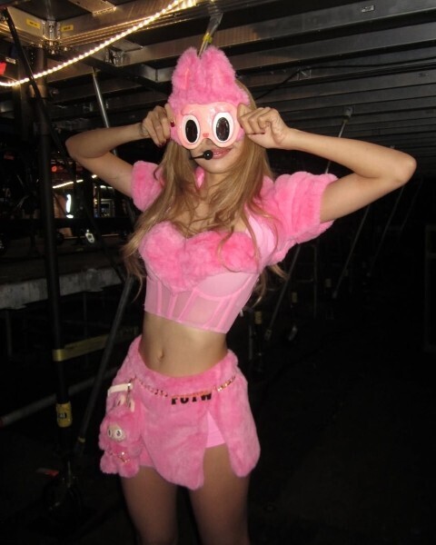 BLACKPINKのLISAがLABUBUを纏うようなカスタム衣装でライブ出演。キャラクターとモードが響き合う瞬間