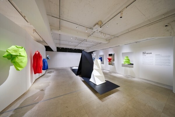 132 5. ISSEY MIYAKE「折りから生まれる かたちと思考」展開催。折りの動きが紡ぐ、衣服とアートの新たな地平