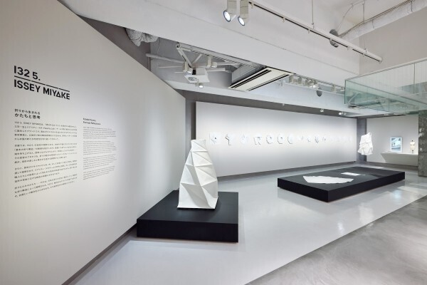 132 5. ISSEY MIYAKE「折りから生まれる かたちと思考」展開催。折りの動きが紡ぐ、衣服とアートの新たな地平