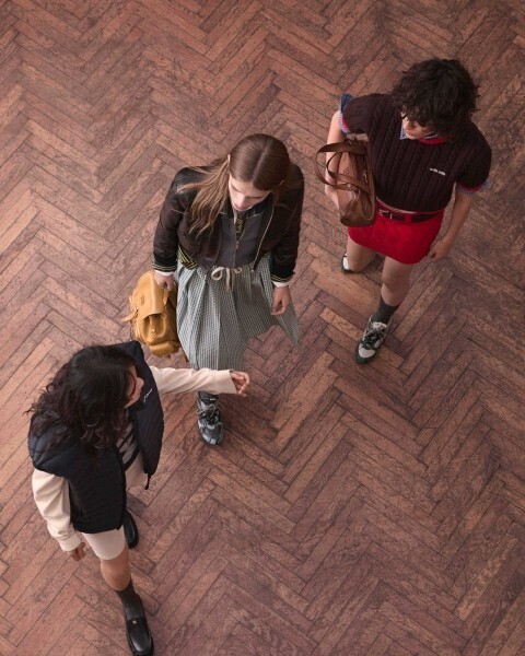 ミュウミュウがポップアップ「Miu Miu Atheneum」を伊勢丹新宿で開催。カレッジコードを今に纏う