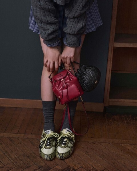 ミュウミュウがポップアップ「Miu Miu Atheneum」を伊勢丹新宿で開催。カレッジコードを今に纏う