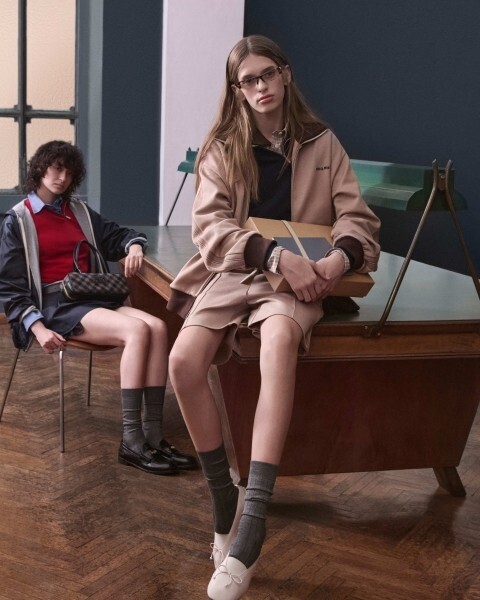 ミュウミュウがポップアップ「Miu Miu Atheneum」を伊勢丹新宿で開催。カレッジコードを今に纏う