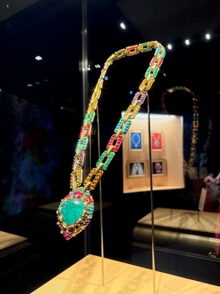 ブルガリ、日本最大規模の展覧会「ブルガリ カレイドス 色彩・文化・技巧」が国立新美術館で開幕