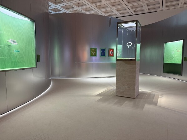 ブルガリ、日本最大規模の展覧会「ブルガリ カレイドス 色彩・文化・技巧」が国立新美術館で開幕