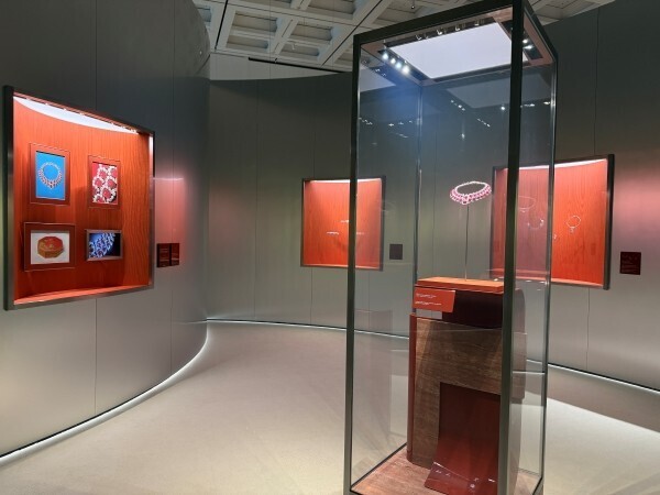 ブルガリ、日本最大規模の展覧会「ブルガリ カレイドス 色彩・文化・技巧」が国立新美術館で開幕