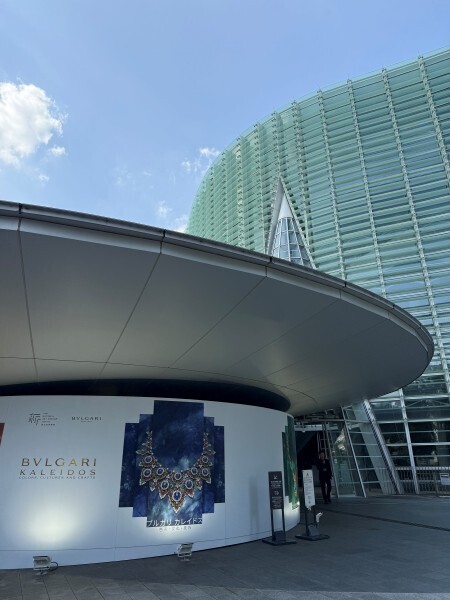 ブルガリ、日本最大規模の展覧会「ブルガリ カレイドス 色彩・文化・技巧」が国立新美術館で開幕