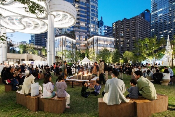 麻布台ヒルズに“やきいも広場”が出現。秋の味覚と炎を囲む、都市の季節体験