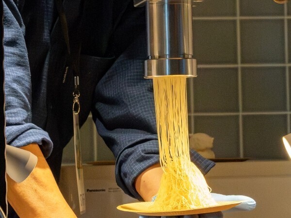 麻布台ヒルズに“やきいも広場”が出現。秋の味覚と炎を囲む、都市の季節体験