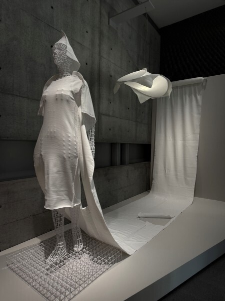 「一枚の布から光が生まれる」──21_21 DESIGN SIGHTでA-POC ABLE ISSEY MIYAKEとatelier oïによる特別展示「TYPE-XIII」開催