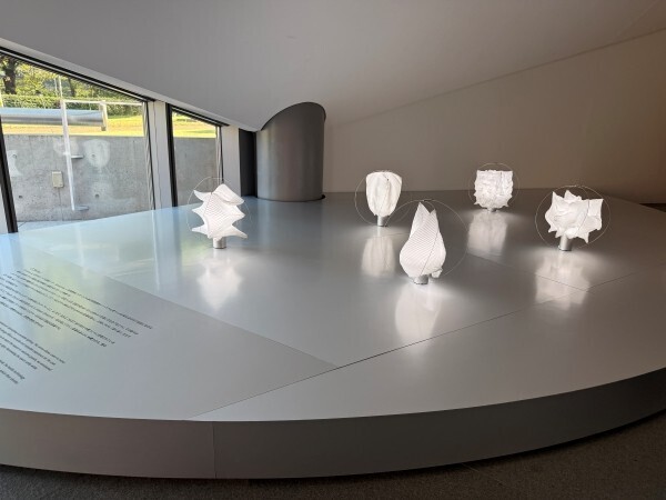 「一枚の布から光が生まれる」──21_21 DESIGN SIGHTでA-POC ABLE ISSEY MIYAKEとatelier oïによる特別展示「TYPE-XIII」開催