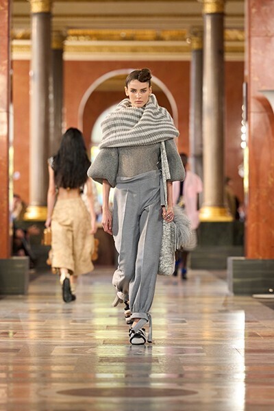 【ルック】内なる自由と「暮らしの美学」。ルイ・ヴィトンが示す2026年春夏コレクションの新たな親密さ