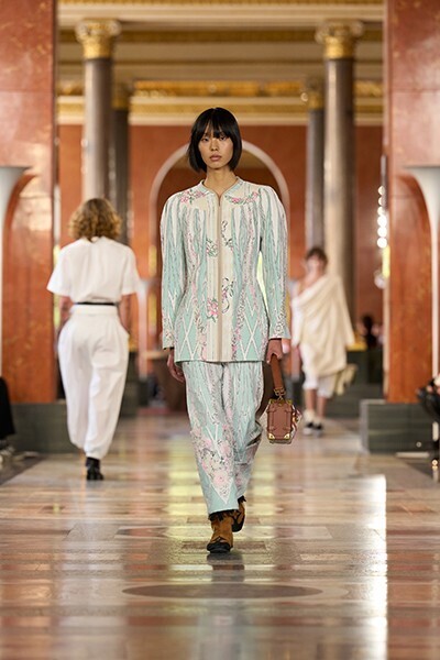 【ルック】内なる自由と「暮らしの美学」。ルイ・ヴィトンが示す2026年春夏コレクションの新たな親密さ