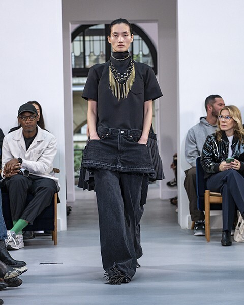 【ルック】“Coming home”──sacaiが2026年春夏コレクション見せた本質への回帰と革新の調和