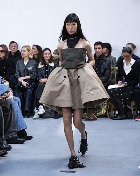 【ルック】“Coming home”──sacaiが2026年春夏コレクション見せた本質への回帰と革新の調和