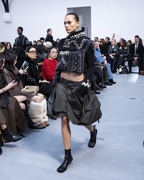 【ルック】“Coming home”──sacaiが2026年春夏コレクション見せた本質への回帰と革新の調和