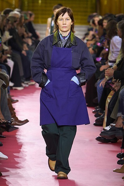 【ルック】ミュウミュウ 2026年春夏コレクション──働くことの尊さを讃える、現代女性のためのユニフォーム