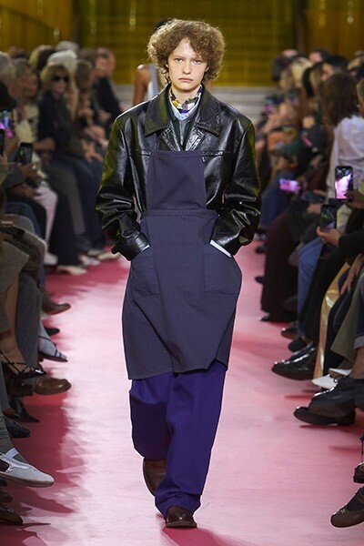 【ルック】ミュウミュウ 2026年春夏コレクション──働くことの尊さを讃える、現代女性のためのユニフォーム