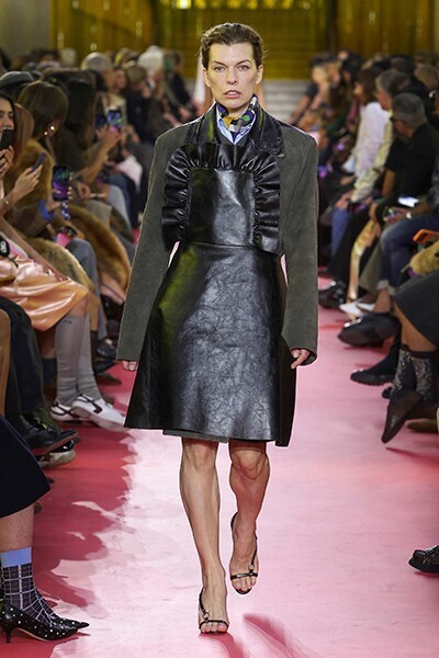 【ルック】ミュウミュウ 2026年春夏コレクション──働くことの尊さを讃える、現代女性のためのユニフォーム