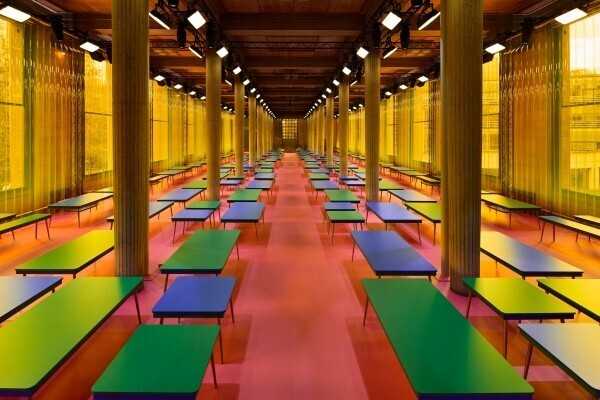 【ルック】ミュウミュウ 2026年春夏コレクション──働くことの尊さを讃える、現代女性のためのユニフォーム