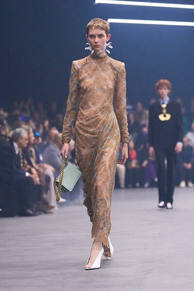 【ルック】ヴァレンティノ 2026年春夏コレクション──“闇の中の光”を求めて、アレッサンドロ・ミケーレが描く希望の詩